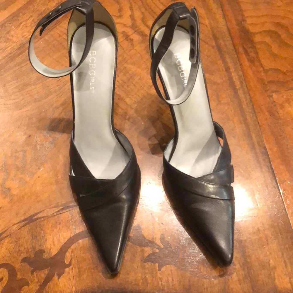 BCBG Girls heels pointy toes black leather Sz 6.5 - Picture 1 of 8